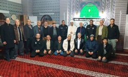 İhbar üzerine camiye gelen polisler sürpriz kutlamayla karşılaştı