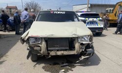 İki araç çarpıştı, 4 araç hasar aldı