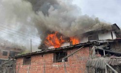 İki katlı ev alev alev yandı