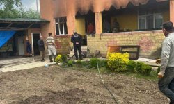 İki katlı evin mutfağında çıkan yangın paniğe neden oldu