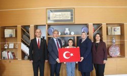 İl Milli Eğitim Müdürü Yılmaz Türkiye birincisi öğrenciyi tebrik etti