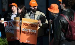 İngiltere'de doktorlardan 6 günlük iş bırakma eylemi