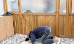 İnşaat işçisinden örnek davranış: Camiyi kirletmemek için nalburdan aldığı malzemenin üzerinde namazını kıldı