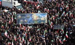 İran'da ABD-İsrail saldırılarında ölen DMO komutanı Tengsiri için cenaze töreni düzenlendi