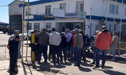 İş alamayan kooperatif üyeleri fabrika önünde toplandı