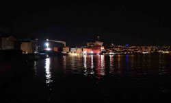 İstanbul Boğazı'nda gemi yalıya metreler kala karaya oturdu, geçişler geçici olarak durduruldu