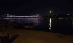 İstanbul Boğazı'nda yakamoz manzarası