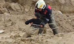 İzmir'de çamura saplanan çocukları itfaiye kurtardı