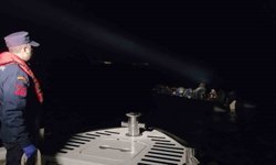 İzmir'de hareketli lastik bottaki 33 düzensiz göçmen yakalandı