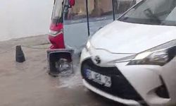 İzmir'de sağanak sokakları göle çevirdi