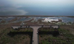 İznik Gölü'nde su çekilmesi alarm veriyor...İskele karada kaldı