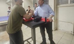 Kabakcı; öğrencilerle bilek güreşi yaptı