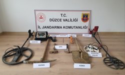 Kaçak kazı yaparken jandarmaya suçüstü yakalandılar