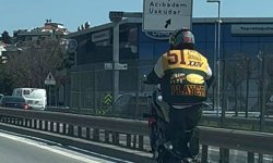 Kadıköy'de plakasız motosikletin tehlikeli yolculuğu kamerada