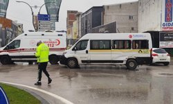 Kamyon ile servis minibüsü çarpıştı 4 kişi yaralandı