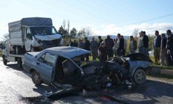 Kamyonetle çarpışan Tofaş ikiye bölündü, sürücü hayatını kaybetti