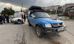 Kamyonetle otomobil çarpıştı: 1 yaralı