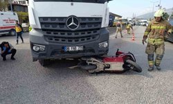 Kamyonun altında kalarak ezilen motosikletin sürücüsü hayatını kaybetti