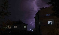 Karaman'da şimşekler geceyi aydınlattı