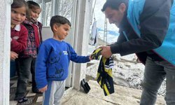 Karayazı Kaymakamı Titiz'den çocuklara anlamlı sürpriz