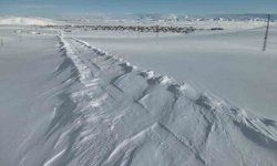 Karayazı'da karla mücadele: Kapalı yollar açıldı, öğrenciler okullarına ulaştı