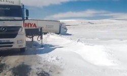 Kars'ta kayan tır yolu kapattı