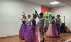 Kars'ta miniklerden büyük performans: Köy ilkokulu öğrencileri sahnede göz doldurdu