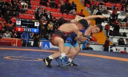 Kars'ta U15 Türkiye Güreş Şampiyonası başladı: Milli takım yolunda kıran kırana mücadele