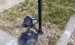 Kars'ta Valilik Parkı'nın ışıklandırma lambaları kırıldı