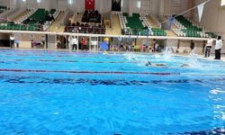 Kars'ta yüzme şöleni: Minik sporcular yarı final biletini aldı