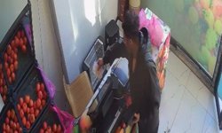 Kasada kimse yokken alışverişini yaptı, parasını bırakıp gitti: O anlar kamerada