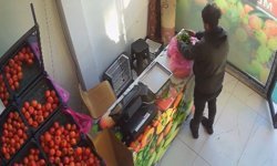 Kasada kimse yokken parasını bırakan müşteriye esnaftan teşekkür