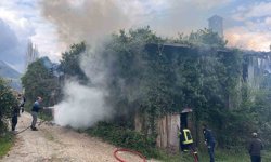 Kastamonu'da metruk binada çıkan yangını itfaiye söndürüldü