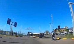 Kavşakta kontrolden çıkan tır devrildi: Faciadan dönülen kaza kamerada