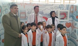 Kaymakam Kızılgüneş, miniklerle doktor önlüğü giydi