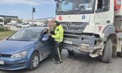 Kaza yapan aracın sürücüsünü polis camdan kurtardı