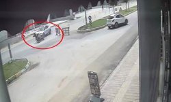 Kaza yapan motosikletli karşı yönden gelen minibüsün altında kaldı