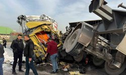 Kazada tırdan devrilen konteyner araçları hurdaya çevirdi