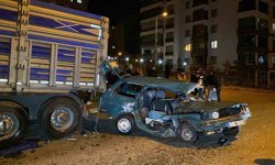 Kazaya karışan otomobil, park halindeki tıra çarptı: 1'ağır 4 yaralı