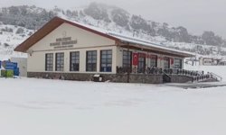 Keltepe Kayak Merkezi nisan ayında beyaz örtüyle kaplandı