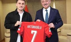 Kerem Aktürkoğlu'ndan Başkan Büyükakın'a ay-yıldızlı forma