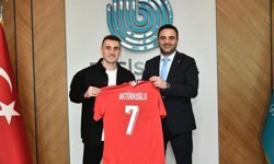 Kerem Aktürkoğlu'ndan Başkan Özlü'ye forma hediyesi