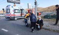 Kırmızı ışıkta bekleyen otomobile çarptı: 2 yaralı