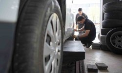 Kış lastiği zorunluluğu bitti, değişim mesaisi başladı: 'Sıcaklar artmadan yaz lastiklerine geçiş yapılmalı'