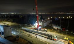 Kocaeli'de 700 tonluk vinçle 9 saatlik gece operasyonu