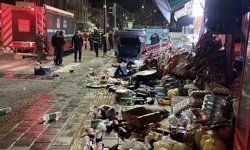 Kontrolden çıkan otomobil 2 iş yerine çarparak devrildi
