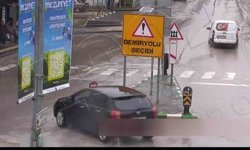 Kontrolden çıkan otomobil durakta bekleyenleri teğet geçti: O anlar kamerada