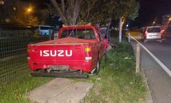 Kontrolü kaybeden kamyonet orta refüje savruldu; 1 yaralı