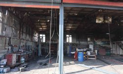 Korkutan yangında, iş yeri ve kamyonet zarar gördü