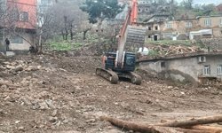 Kozluk'ta vatandaşların kabusu haline gelen çamurlu köy yolları onarıldı